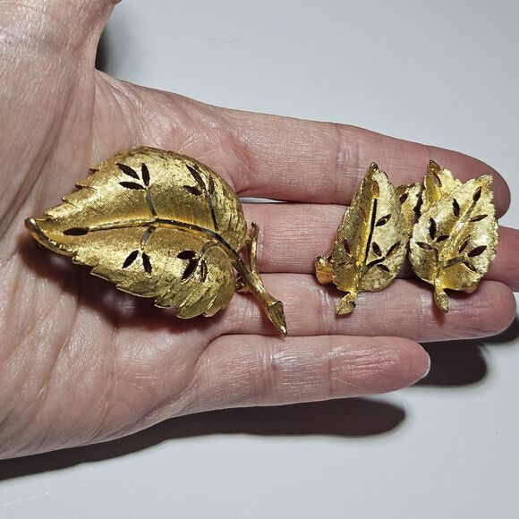 BSK Vintage Gold Plated Leaf Brooch & Clip-on Earring Set - Picture 1 of 15